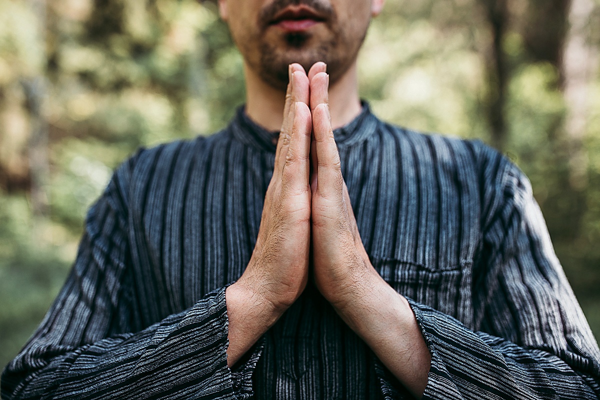 Matthias Wagner in meditativer Yogahaltung im Wald