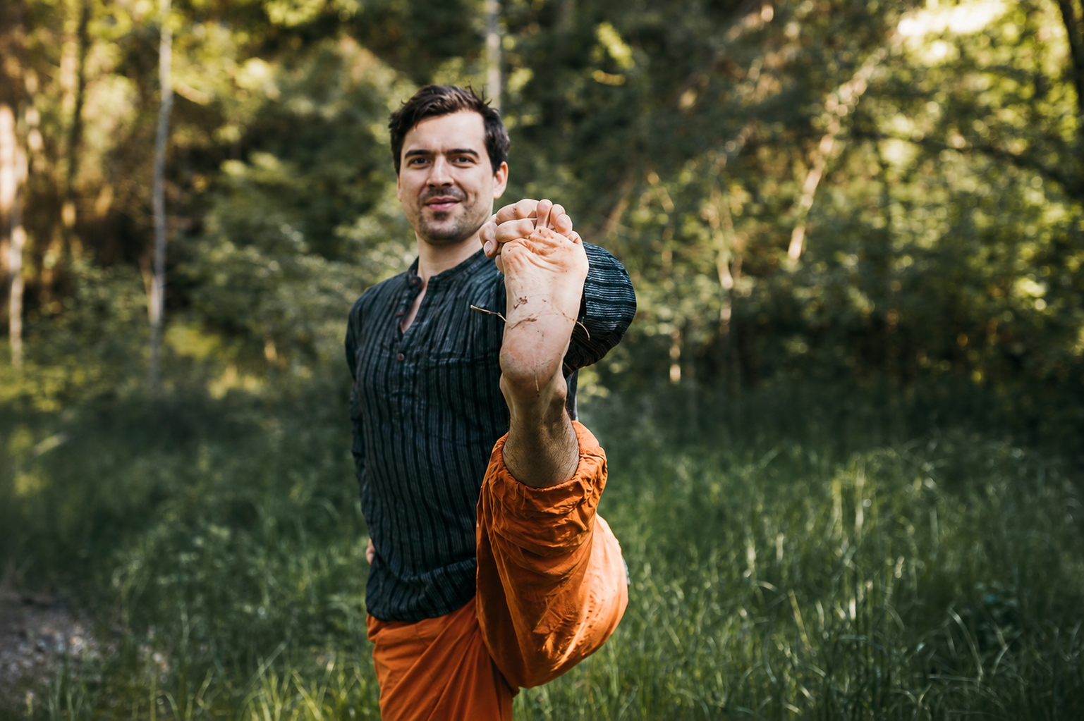 Matthias Wagner praktiziert Hatha-Yoga im Wald bei Dresden